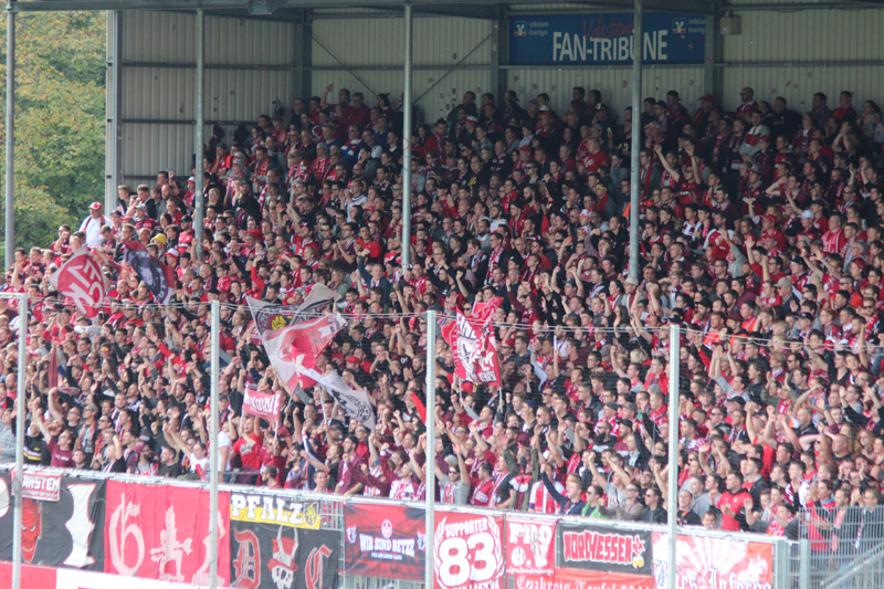 Vollbesetzter Lauterer Gästeblock am Hardtwald