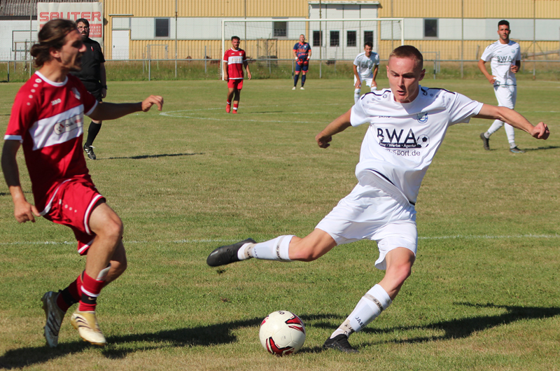 Luca Romig beim Torschuss