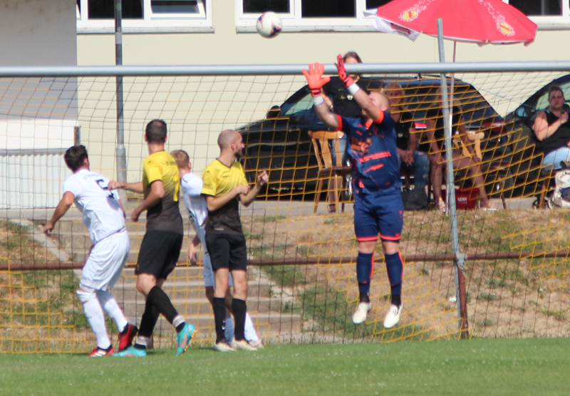 SV-Keeper Nico Romig fängt sicher
