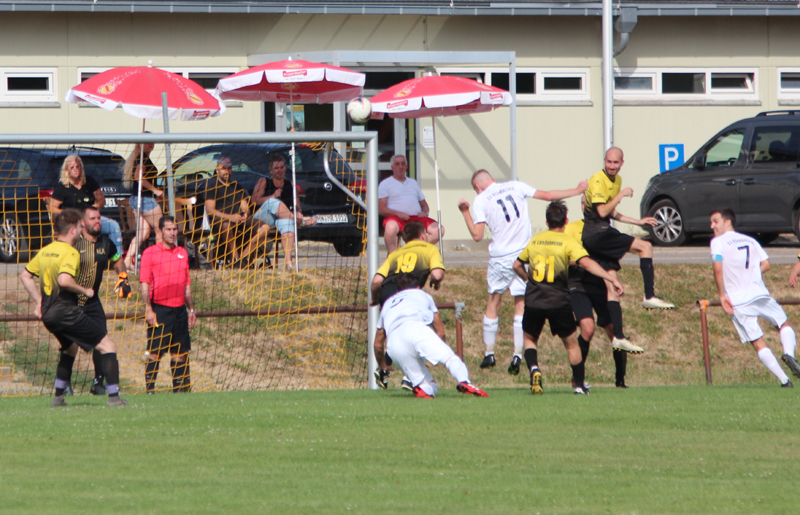 Luca Romig köpft vorbei