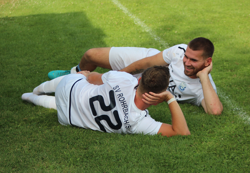 Dennis Bauer und Marvin Bayer bestens gelaunt am Spielfeldrand