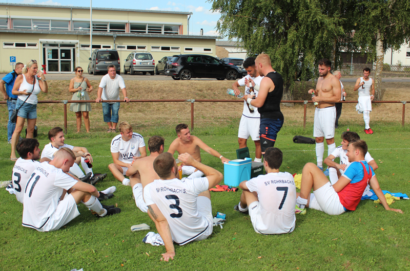 Die Sieger beim Umdrunk kurz nach dem Abpfiff