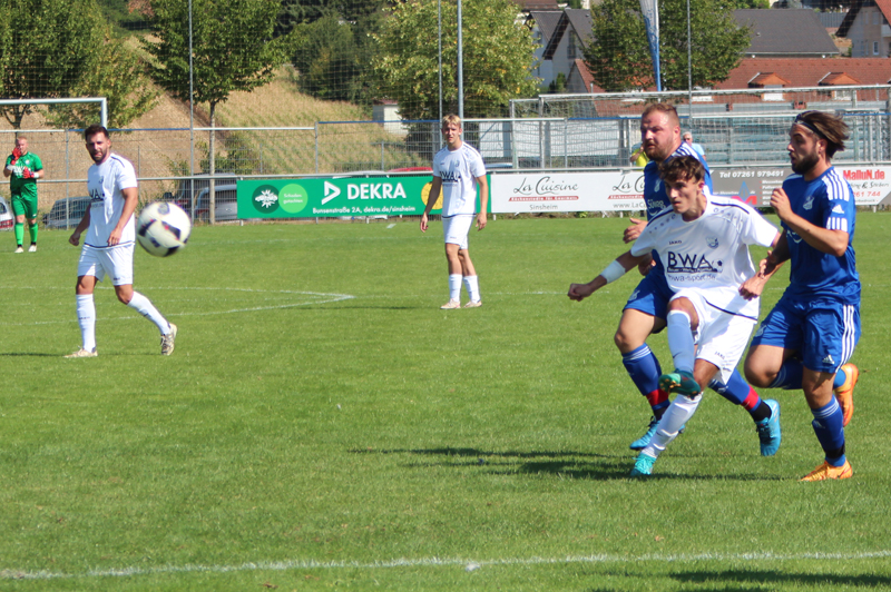 Langenbach wird von zwei Gegenspieler in die Zange genommen