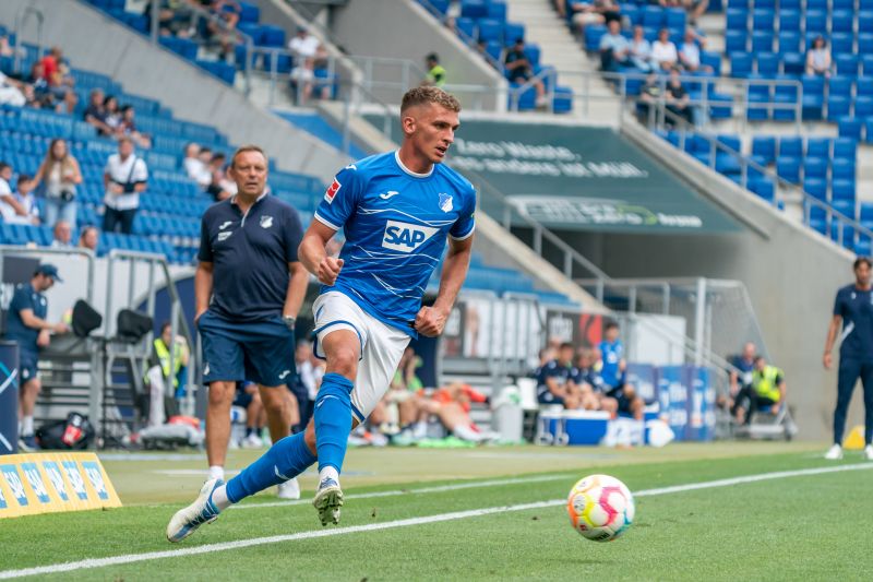Prömel treibt den Ball durchs Hoffenheimer Mittelfeld
