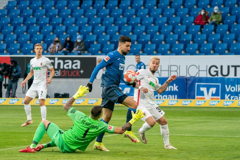 Dabbur umkurvt Augsburgs Torhüter Gikiewicz, kann aber den Ball nicht im Tor unterbringen