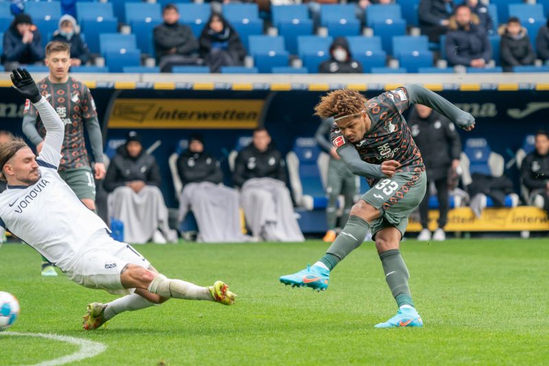 Stafylidis wirft sich beim letzten Duell in Sinsheim in den Schuss von Rutter. Der Grieche droht am Samstag gegen seinen Ex-Verein verletzungsbedingt auszufallen.