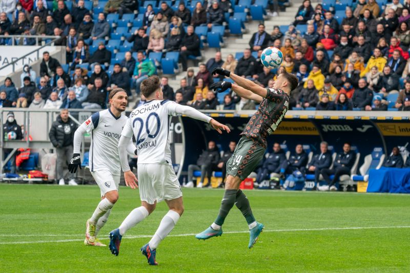 Hoffenheims Baumgartner (re.) beim Kopfball, umringt von zwei Bochumer Gegenspielern