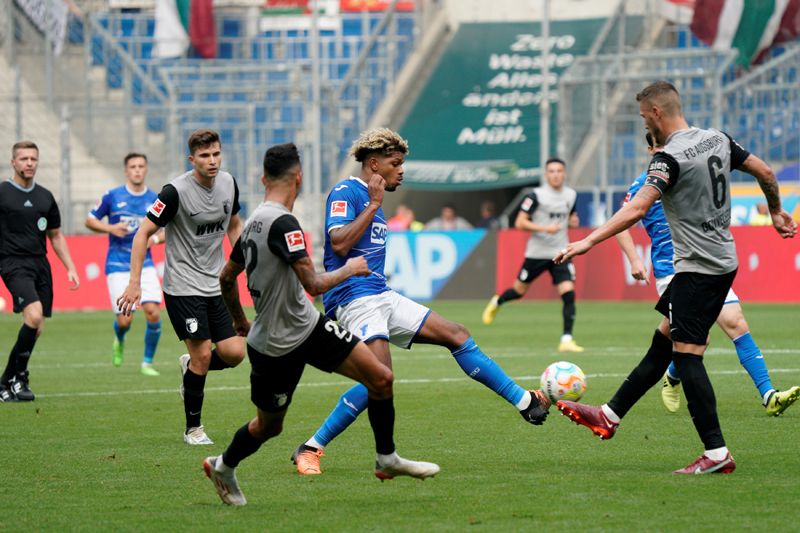 Rutter bleibt in dieser Szene an der Augsburger Hintermannschaft hängen