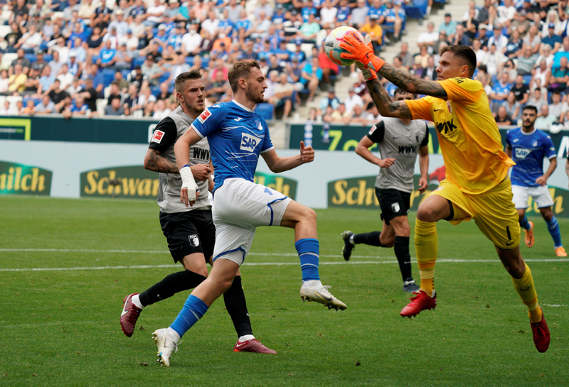 Bruun Larsen kommt hier einen Schritt zu spät, FCA-Keeper Gikiewicz schnappt sich das Leder