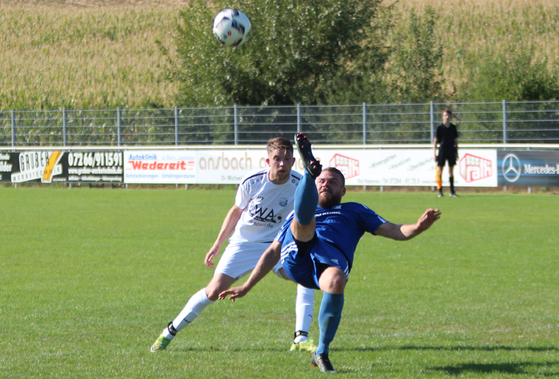 Akrobatisch klärt der Bad Rappenauer Verteidiger vor SV-Stürmer Vogt