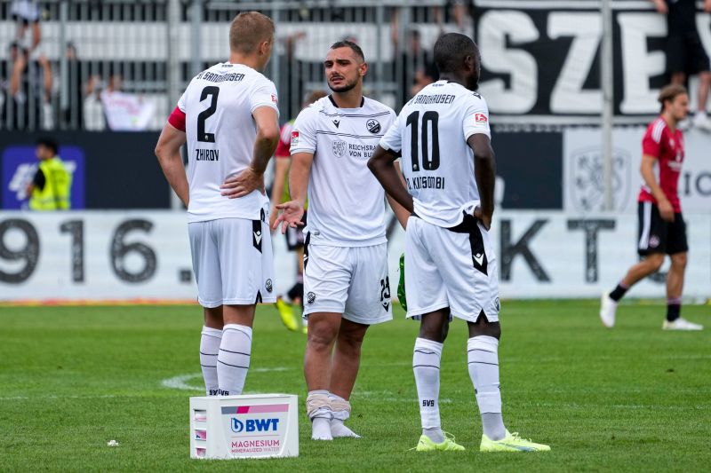 Redebedarf beim SVS: Von links: Aleksandr Zhirov, Ahmed Kutucu und David Kinsombi