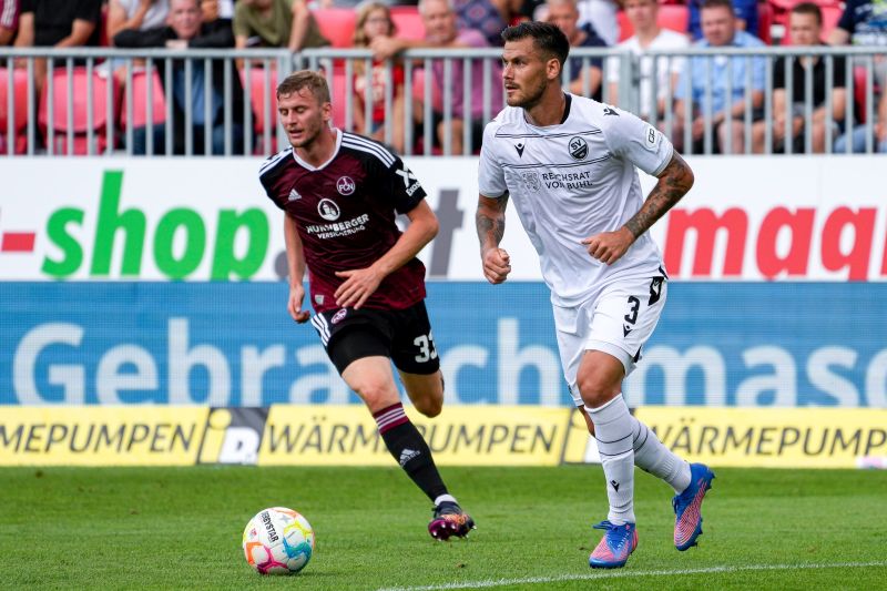 Sandhausens Dario Dumic (re.) treibt den Ball nach vorn