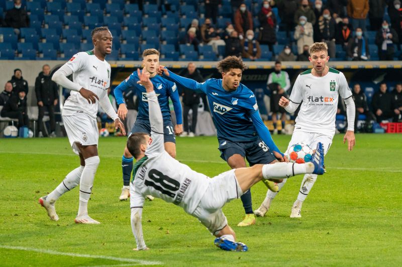 TSG-Stürmer Rutter versucht trotz Bedrängnis aufs Gladbacher Tor zu schießen