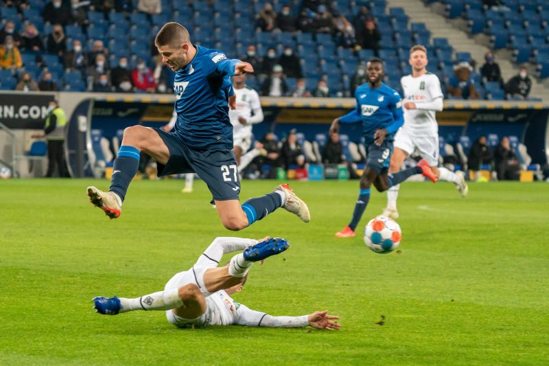 Hoffenheims Kramaric wird hier von einem Gladbacher Gegenspieler fair vom Ball getrennt