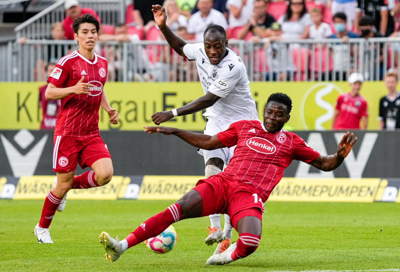 Christian Kinsombi (Mitte) beim Torschuss