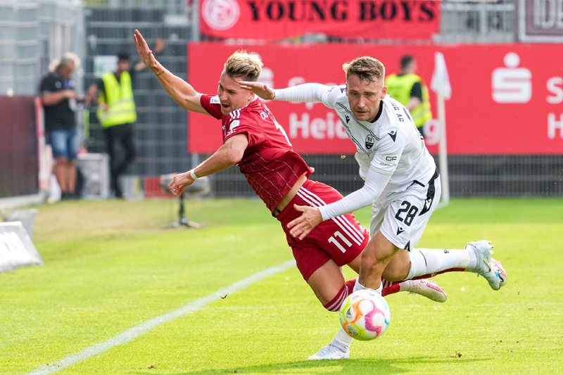 Sandhausens Trybull (re.) setzt sich energisch gegen Düsseldorfs Klaus durch