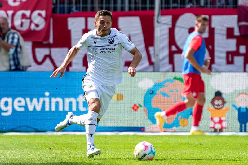 Der technisch starke Ajdini treibt den Ball durchs Sandhäuser Mittelfeld