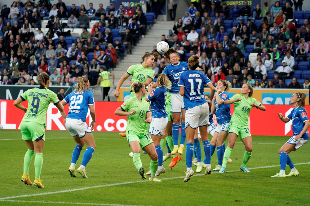 Es ging hoch her im Strafraum. Das Spiel Hoffenheim - Wolfsburg war Werbung für den Frauenfußball.