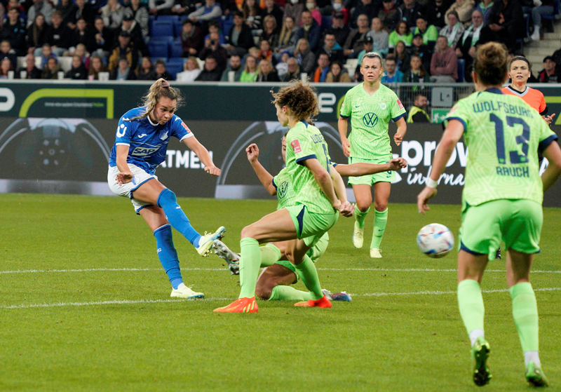 Gute Möglichkeit für die TSG Hoffenheim, doch der Ball geht knapp am Wolfsburger Tor vorbei