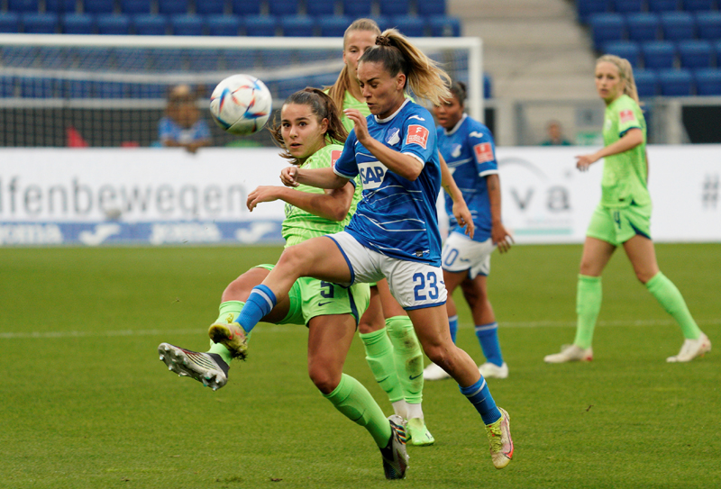 Hoffenheims Memeti setzt sich hier energisch gegen Wolfsburgs Oberdorf durch