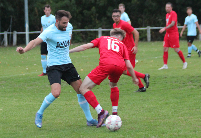 SVR-Co-Trainer Christian Heinlein (li.) im Kampf um den Ball