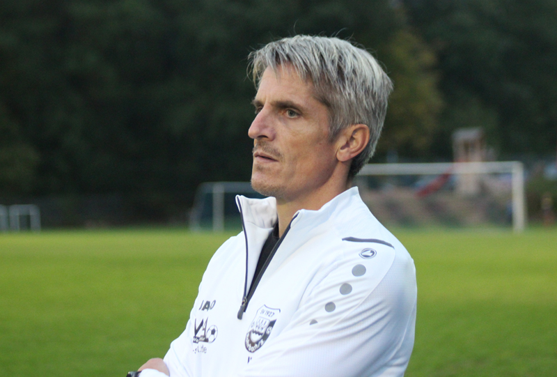 SVR-Coach Heger schaut nachdenklich