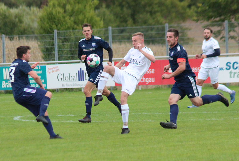 Luca Romig gegen mehrre Gegenspieler