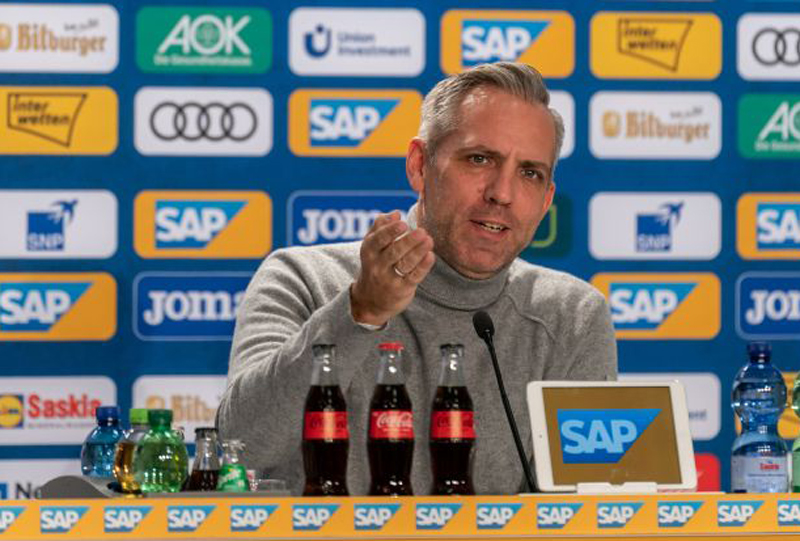 Holger Kliem bei einer Pressekonferenz vor einem Bundesligaspiel