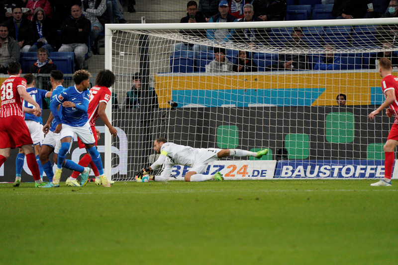 TSG-Torhüter Baumann pariert einen Freiburger Torschuss