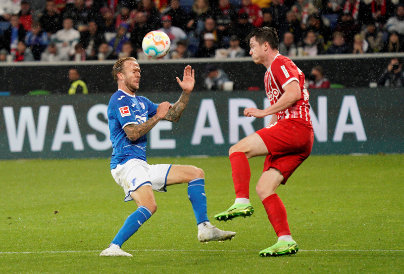 Vogt (li.) im Kopfballduell