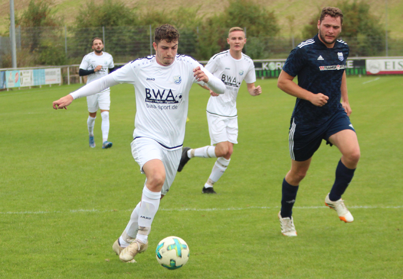 Öhler dribbelt in den Helmstadter Strafraum