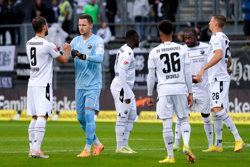 Von links die Sandhäuser Spieler Matej Pulkrab, Patrick Drewes, Christian Kinsombi, Chima Okoroji, David Kinsombi und Janik Bachmann