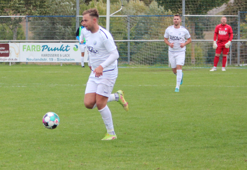 Rupp dirbbelt durchs Mittelfeld