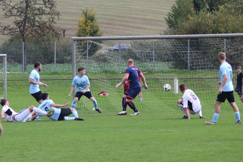Reihen geht durch Karolus (links am Boden) 1:0 in Führung