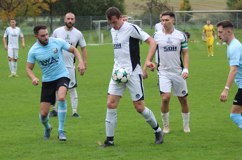 Rohrbachs Heinlein (li.) im Zweikampf. Der Co-Trainer traf zum zwischenzeitlichen 1:2-Anschlusstreffer