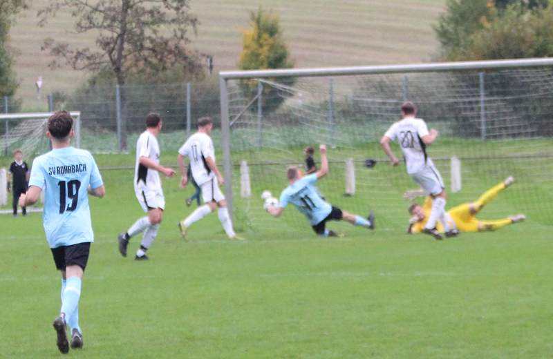 Luca Romig verpasst den Ball nur knapp