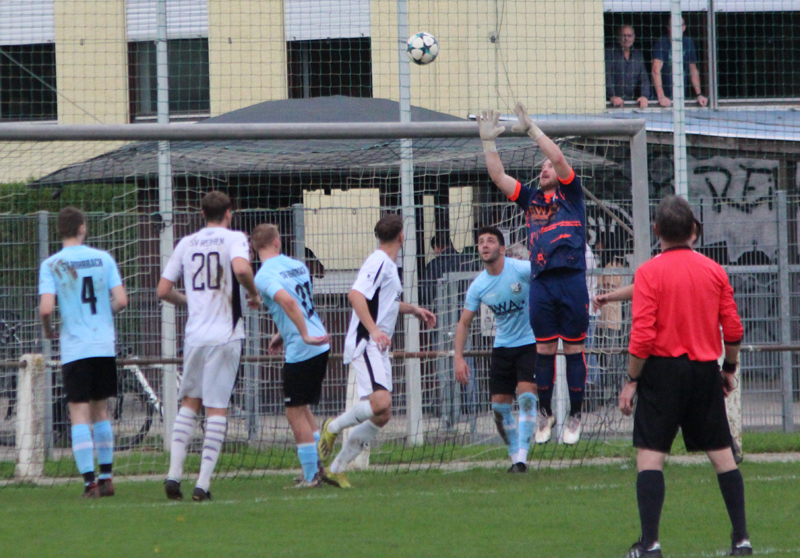 Niko Romig fängt eine Flanke