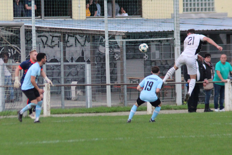 Reihens Weber köpft aufs Tor ...