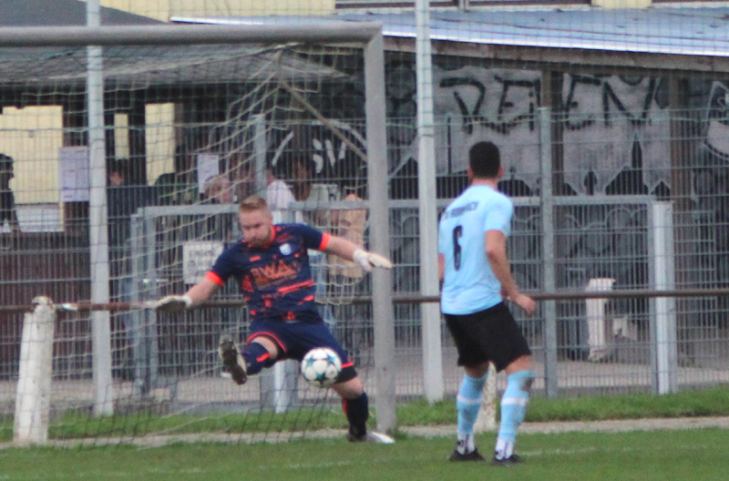 ... Torhüter Niko Romig rettet mit Fußabwehr