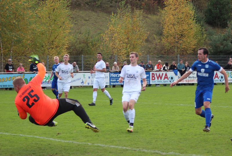 Ziegler (re.) erzielt das 2:0 für Epfenbach