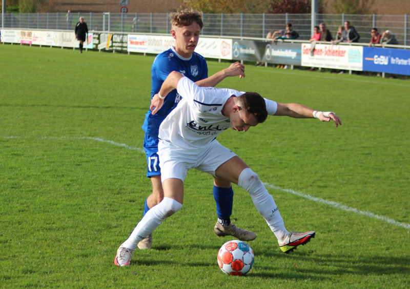 Dennis Bauer verteidigt mit vollem Körpereinsatz den Ball