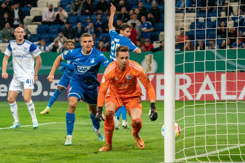 Schalke-Keeper Schwolow kann nur noch hinterhersehen. Sein Glück, der Hoffenheimer Treffer wurde nicht anerkannt.