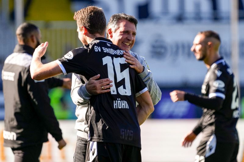 SVS-Trainer Alois Schwartz beglückwünscht Immanuel Höhn