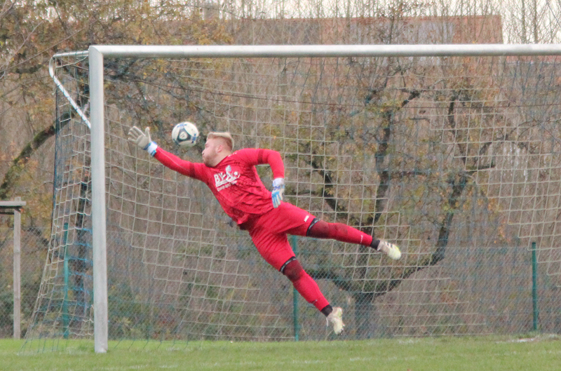 SV-Keeper Nico Romig streckt sich vergeblich, Bad Rappenaus Eugen Streck trifft zum 2:0
