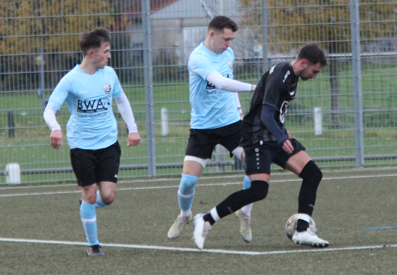 Bauer (Mitte) und Wittmer (li.) im Zweikampf