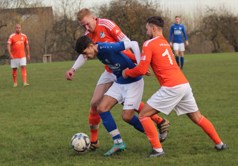 Jonas Langenbach zwischen zwei Gegenspielern