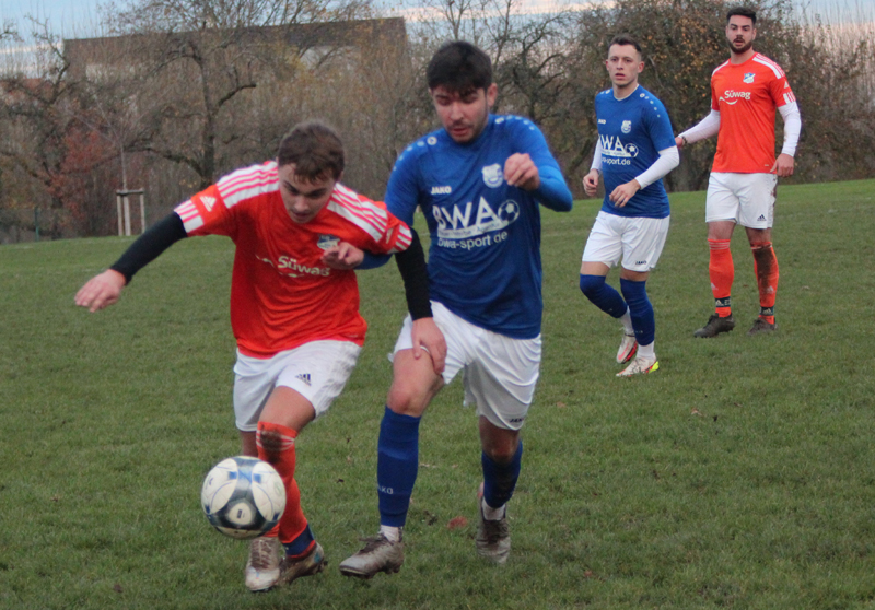 Steffen Baumgartner (re.) im Zweikampf