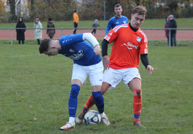 Dennis Bauer (li.) im Kampf um den Ball