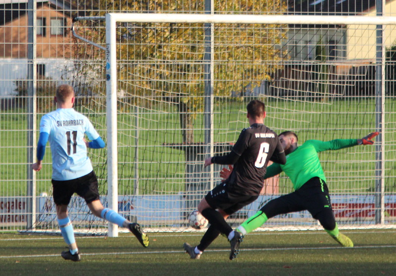 Luca Romig (li.) trifft zur 2:0-Führung für den SV Rohrbach/S. SVA-Keeper Sam Steven Graf ist dabei machtlos.