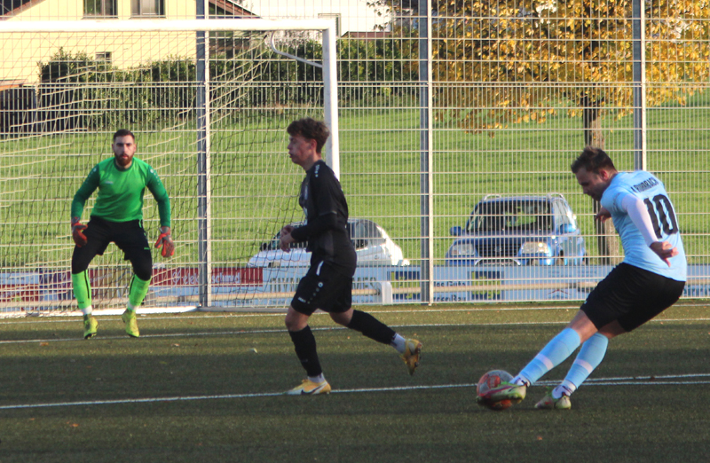 Joscha Rupp erzielt mit diesem Distanzschuss das 3:0 für den SVR
